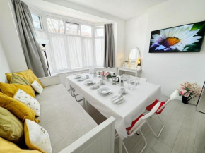 Luxurious House near Excel- Air Conditioning, 9 Beds, 2 Baths, Garden, fast WiFi